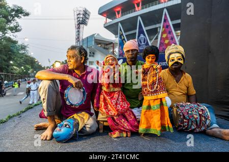 Kolkata, India. 27 ottobre 2023. Un gruppo di ballerini burattini visti durante il carnevale Durga puja. Durga Puja, il più grande festival del Bengali, è un sito patrimonio dell'umanità dell'UNESCO. Il Carnevale organizzato dal governo del Bengala Occidentale. Vari puja pandali di Calcutta, India, partecipano a questo carnevale. I club partecipano a questo carnevale organizzando tavoli, balli e canti. Poi, secondo le regole, gli idoli sono immersi nel fiume Gange. Credito: SOPA Images Limited/Alamy Live News Foto Stock