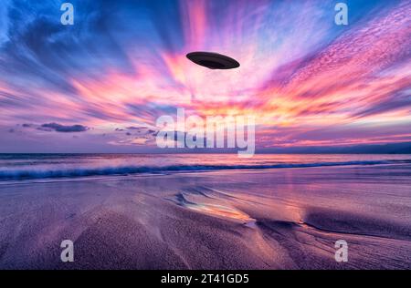 Un piattino a oggetti volanti non identificato si libra nel colorato cielo surreale Foto Stock