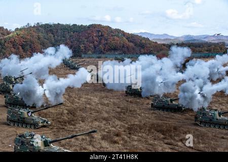 Cheorwon, Gangwon, Corea del Sud. 27 ottobre 2023. 28 ottobre 2023-in questa foto scattata la data è il 27 ottobre 2023. Gli obici K-9A1 e K-55A1 sotto i proiettili di fuoco della 5th Artillery Brigade dell'esercito in un'esercitazione ad un raggio di fuoco a Cheorwon, circa 90 chilometri a nord-est di Seul, il 27 ottobre 2023. La Corea del Sud e gli Stati Uniti hanno tenuto un'esercitazione militare combinata su larga scala per affinare le capacità di risposta contro le minacce dell'artiglieria a lungo raggio nordcoreana, hanno detto i funzionari venerdì. Le esercitazioni di tre giorni, che coinvolsero più di 5.400 soldati sudcoreani e statunitensi e circa 300 pezzi di artiglieria, iniziarono mercoledì acr Foto Stock