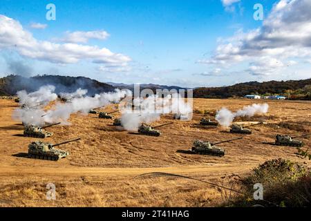 Cheorwon, Gangwon, Corea del Sud. 27 ottobre 2023. 28 ottobre 2023-in questa foto scattata la data è il 27 ottobre 2023. Gli obici K-9A1 e K-55A1 sotto i proiettili di fuoco della 5th Artillery Brigade dell'esercito in un'esercitazione ad un raggio di fuoco a Cheorwon, circa 90 chilometri a nord-est di Seul, il 27 ottobre 2023. La Corea del Sud e gli Stati Uniti hanno tenuto un'esercitazione militare combinata su larga scala per affinare le capacità di risposta contro le minacce dell'artiglieria a lungo raggio nordcoreana, hanno detto i funzionari venerdì. Le esercitazioni di tre giorni, che coinvolsero più di 5.400 soldati sudcoreani e statunitensi e circa 300 pezzi di artiglieria, iniziarono mercoledì acr Foto Stock