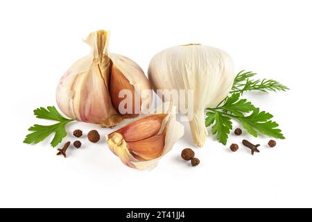 Bulbi all'aglio con chiodi di garofano e prezzemolo isolati su sfondo bianco da vicino Foto Stock