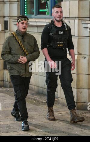 Broad Street, Birmingham, 27 ottobre 2023 - migliaia di festaioli hanno raggiunto Broad Street a Birmingham venerdì 27. I festaioli si vestono da diavoli, agenti di polizia cattivi e altri abiti inquietanti mentre si fanno strada lungo la famigerata striscia dei nightclub. La polizia era fuori uso e un uomo è stato ammanettato e portato in un furgone della polizia in attesa. I clubber erano principalmente di buon umore nonostante le temperature calassero in figure singole con alcuni vestiti molto rivelatori. Altri costumi includevano cartoni animati, streghe e zombie macchiati di sangue finto. Credito: Stop Press Media/Alamy Foto Stock