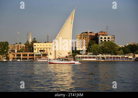 Barca a vela in feluca sul Nilo durante un tardo pomeriggio estivo a Luxor, in Egitto. Foto Stock