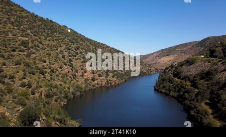 Fiume Douro accanto alla foce del fiume COA. Comune di Vila Nova de Foz Côa. Regione del Douro. Foto Stock