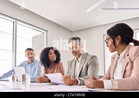 Team professionale impegnato e diversificato che discute durante una riunione d'ufficio. Foto Stock