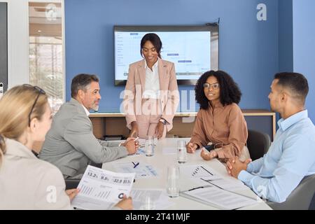 Sorridente incontro tra dirigenti e dirigenti afroamericani. Foto Stock