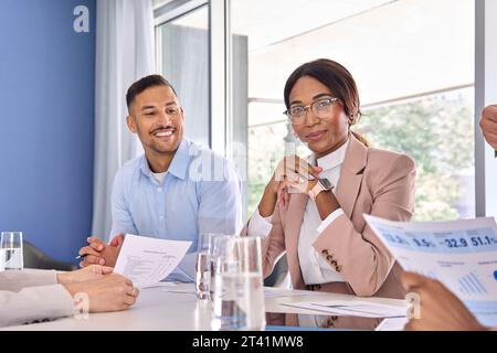 Responsabile donna d'affari afroamericana sicura di sé seduta alla riunione d'ufficio. Foto Stock