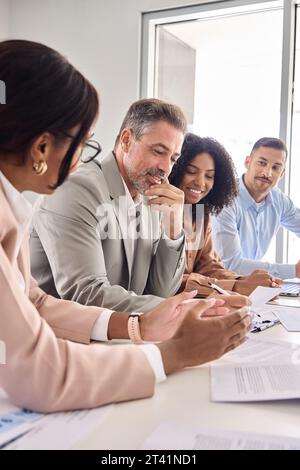 Team professionale impegnato e diversificato che discute durante una riunione d'ufficio. Foto Stock