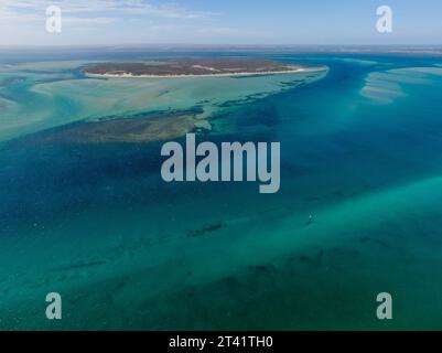 Vista aerea delle isole e delle barriere coralline circondate da canali di acque blu profonde a Venus Bay sulla penisola di Eyre nell'Australia meridionale Foto Stock