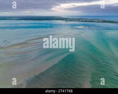 Vista aerea delle isole e delle barriere coralline circondate da canali di acque blu profonde a Venus Bay sulla penisola di Eyre nell'Australia meridionale Foto Stock