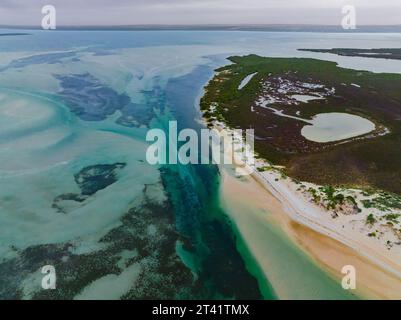 Vista aerea delle isole e delle barriere coralline circondate da canali di acque blu profonde a Venus Bay sulla penisola di Eyre nell'Australia meridionale Foto Stock