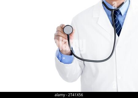 Medico utilizzando uno stetoscopio Foto Stock