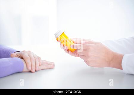 Medico che prescrive compresse. Foto Stock