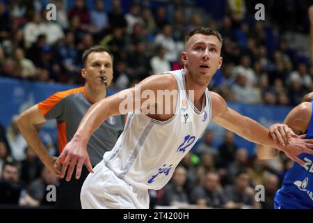 San Pietroburgo, Russia. 27 ottobre 2023. Evgeny Beliankou (12) di Enisey in azione durante la partita di pallacanestro della VTB United League, stagione regolare, tra Zenit San Pietroburgo e il territorio di Enisey Krasnoyarsk all'Arena. Punteggio finale; Zenit 80:77 Enisey. Credito: SOPA Images Limited/Alamy Live News Foto Stock