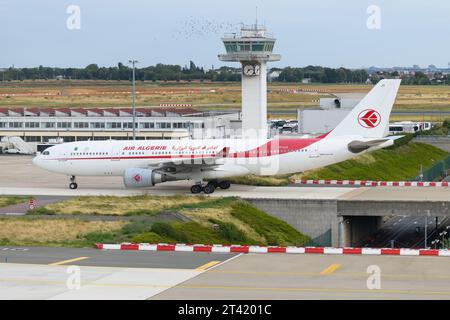 Air Algérie Airbus A330-200 rullaggio aeroplano all'aeroporto di Orly. Aereo modello A330 di Air Algeria. Aereo Airbus A332 7T-VJY. Torre ATC dell'aeroporto di Orly. Foto Stock