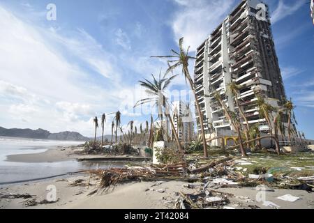 Guerrero. 26 ottobre 2023. Questa foto scattata il 26 ottobre 2023 mostra edifici danneggiati dopo essere stati attaccati dall'uragano Otis ad Acapulco, nello stato di Guerrero, Messico. L'uragano Otis ha lasciato almeno 27 morti e quattro dispersi mentre ha colpito la costa dello stato messicano meridionale di Guerrero mercoledì mattina come uragano di categoria 5, ha detto un ufficiale giovedì. Crediti: Dassaev Tellez Adame/Xinhua/Alamy Live News Foto Stock