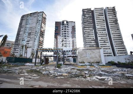 Guerrero. 26 ottobre 2023. Questa foto scattata il 26 ottobre 2023 mostra edifici danneggiati dopo essere stati attaccati dall'uragano Otis ad Acapulco, nello stato di Guerrero, Messico. L'uragano Otis ha lasciato almeno 27 morti e quattro dispersi mentre ha colpito la costa dello stato messicano meridionale di Guerrero mercoledì mattina come uragano di categoria 5, ha detto un ufficiale giovedì. Crediti: Dassaev Tellez Adame/Xinhua/Alamy Live News Foto Stock