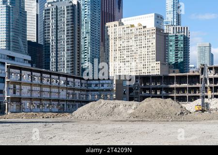 Un cantiere con nuovi edifici sullo sfondo nel centro di Toronto, ONTARIO, Canada Foto Stock