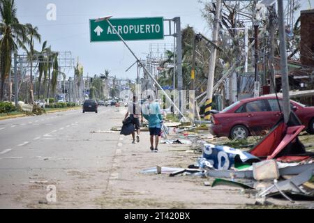 Guerrero. 26 ottobre 2023. Questa foto scattata il 26 ottobre 2023 mostra una strada dopo essere stata attaccata dall'uragano Otis ad Acapulco, nello stato di Guerrero, Messico. L'uragano Otis ha lasciato almeno 27 morti e quattro dispersi mentre ha colpito la costa dello stato messicano meridionale di Guerrero mercoledì mattina come uragano di categoria 5, ha detto un ufficiale giovedì. Crediti: Dassaev Tellez Adame/Xinhua/Alamy Live News Foto Stock