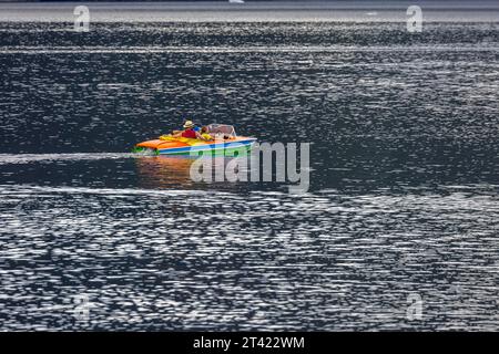 Pedalò in corso sul lago Titisee nella Foresta Nera, gita in famiglia, retroilluminazione, Titisee-Neustadt, Baden-Wuerttemberg, Germania Foto Stock