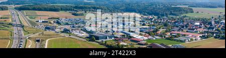 Uscita dell'autostrada Merklingen sulla Swabian Alb, zona industriale e vista sulla città. Merklingen si trova all'altezza dell'autostrada A8, accanto alla Foto Stock