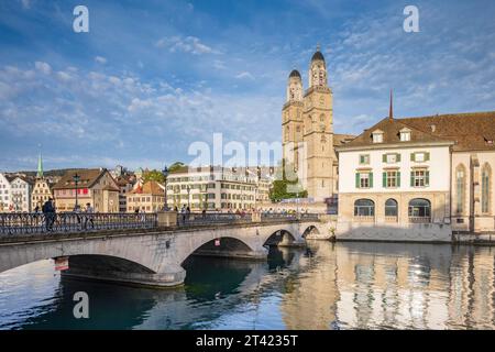 Grossmuenster con chiesa sull'acqua e Muensterbruecke, fiume Limmat, città vecchia di Zurigo, Canton Zurigo, Svizzera Foto Stock