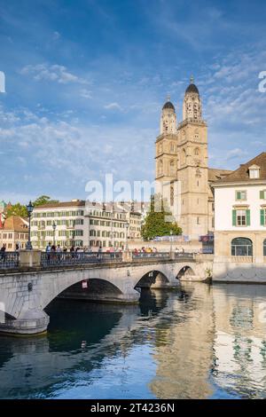 Grossmuenster con chiesa sull'acqua e Muensterbruecke, fiume Limmat, città vecchia di Zurigo, Canton Zurigo, Svizzera Foto Stock