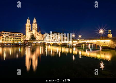 Grossmuenster con chiesa sull'acqua e Muensterbruecke di notte, fiume Limmat, città vecchia di Zurigo, Canton Zurigo, Svizzera Foto Stock