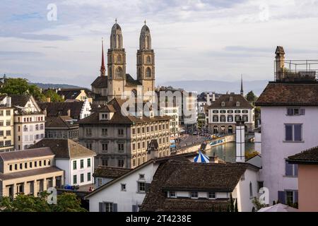 Vista dal Lindenhof a Grossmuenster e sui tetti della città vecchia di Zurigo, Canton Zurigo, Svizzera Foto Stock