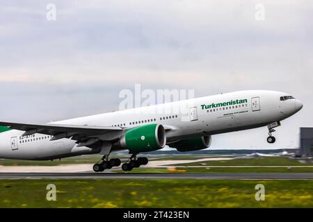 Aerei in decollo all'aeroporto di Francoforte, Fraport. REGISTRAZIONE: EZ-A778, TURKMENISTAN AIRLINES, BOEING 777-200. Aeroporto di Fraport, Francoforte sul meno Foto Stock