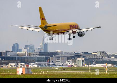 Aeromobili in decollo, D-AEAH, DHL, AIRBUS A300-600F, aeromobili cargo, silhouette di Mainhattan. Aeroporto di Fraport. Aeroporto di Francoforte, Fraport, Francoforte Foto Stock