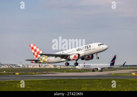 Aerei al decollo. EC-NBD, VOLOTEA AIRLINES, AIRBUS A319-100. Aeroporto di Fraport, Francoforte sul meno, Assia, Germania Foto Stock