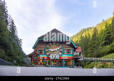 Casa dei 1000 orologi, negozio di souvenir con orologi a cucù, Foresta Nera, Triberg, Baden-Wuerttemberg, Germania Foto Stock