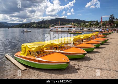 Noleggio barche, escursioni in barca sul lago Titisee nella Foresta Nera, foto con droni, Titisee-Neustadt, Baden-Wuerttemberg, Germania Foto Stock