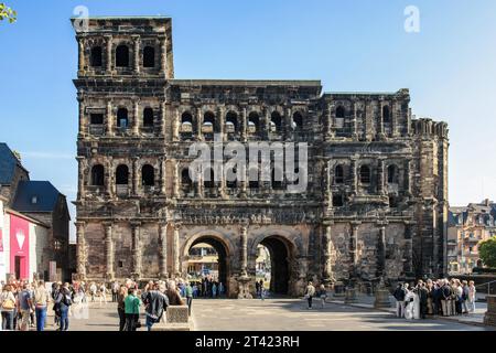 Foto con correzione della prospettiva della vista laterale della città guardando la storica porta romana della città porta Nigra a Treviri, Treviri, Renania-Palatinato, Germania Foto Stock