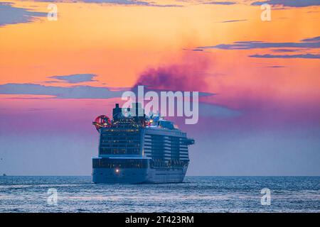Odyssey of the Seas, nave da crociera di 347 metri della compagnia di navigazione Royal Caribbean International, che parte e lascia il porto in serata Foto Stock