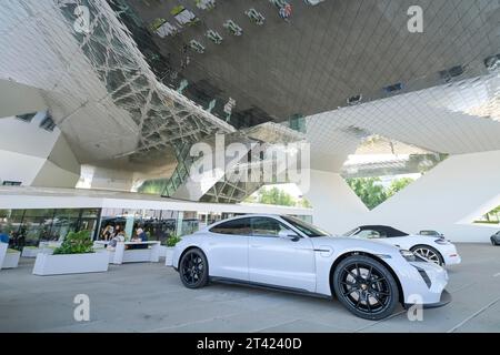 Auto Porsche parcheggiate di fronte al Museo Porsche, Porscheplatz, Zuffenhausen, Stoccarda, Baden-Wuerttemberg, Germania Foto Stock