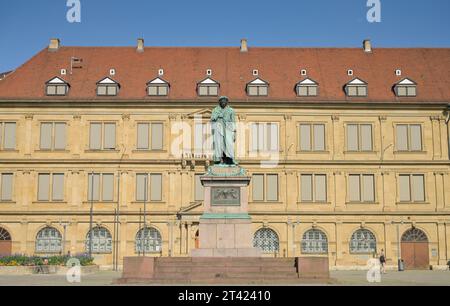 Statua di Friedrich Schiller di fronte alla Prinzenbau, Schillerplatz, Stoccarda, Baden-Wuerttemberg, Germania Foto Stock