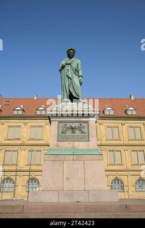 Statua di Friedrich Schiller di fronte alla Prinzenbau, Schillerplatz, Stoccarda, Baden-Wuerttemberg, Germania Foto Stock