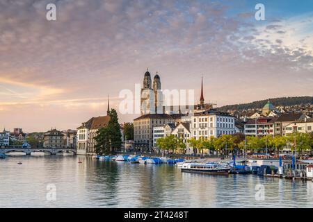 Vista sul Limmat, sul Grossmuenster e sul Municipio, atmosfera serale, città vecchia di Zurigo, Canton Zurigo, Svizzera Foto Stock