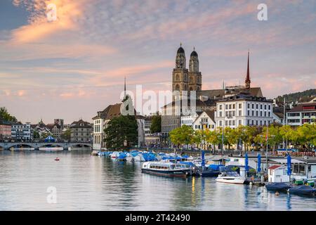 Vista sul Limmat, sul Grossmuenster e sul Municipio, sulla città vecchia di Zurigo, sul Canton Zurigo, in Svizzera Foto Stock