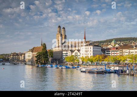 Vista sul Limmat, sul Grossmuenster e sul Municipio, sulla città vecchia di Zurigo, sul Canton Zurigo, in Svizzera Foto Stock