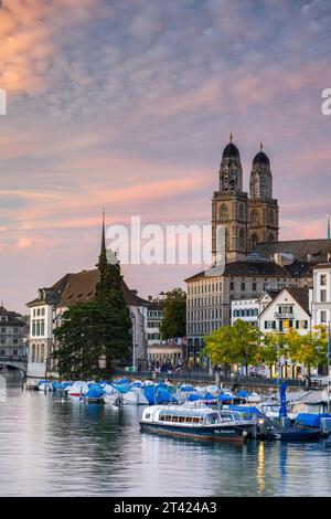 Vista sul Limmat, sul Grossmuenster e sul Municipio, sulla città vecchia di Zurigo, sul Canton Zurigo, in Svizzera Foto Stock