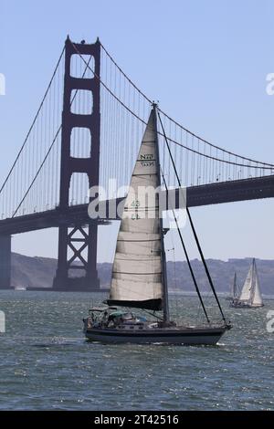Naviga sotto il Golden Gate Bridge Foto Stock