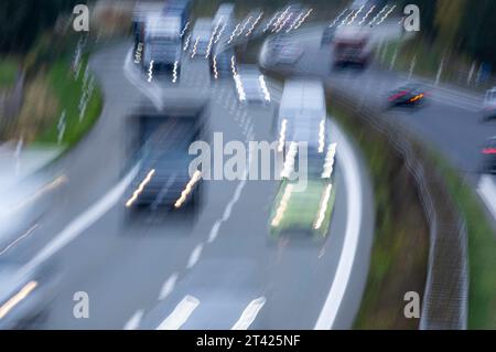 Bandenitz, Germania. 27 ottobre 2023. Auto che guidano sull'autostrada A24 verso Amburgo (ripresa a lunga esposizione). I residenti del distretto di Ludwigslust-Parchim accettano i pendolari più lunghi per lavorare in Germania. Secondo i calcoli del Federal Institute for Research on Building, Urban Affairs and Spatial Development (BBSR) di Bonn, il tragitto medio di sola andata per lavorare lì nel 2022 era di 28,6 chilometri al giorno. Credito: Jens Büttner/dpa/Alamy Live News Foto Stock