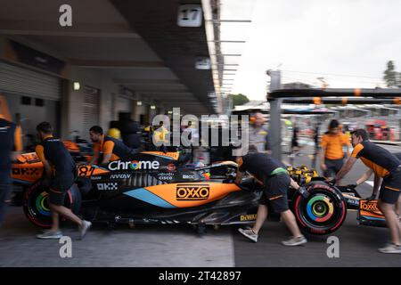 Grand Prix di città del Messico, Messico. 27 ottobre 2023. Il team McLaren lavora sulla vettura di Oscar PiastriÕs durante la seconda sessione di prove. Crediti: Lexie Harrison-Cripps/Alamy Live News Foto Stock