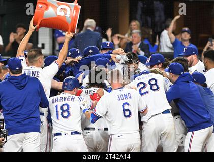 Arlington, Stati Uniti. 27 ottobre 2023. I giocatori dei Texas Rangers festeggiano con Adolis Garcia dopo che Garcia ha battuto un fuoricampo vincente nell'undicesimo inning dando ai Rangers una vittoria 6-5 sugli Arizona Diamondbacks nella gara uno delle World Series 2023 al Globe Life Field di Arlington, Texas, venerdì 27 ottobre 2023. I Rangers conquistano la leadership nel 1-0 nella serie BEST-of-Seven foto di Ian Halperin/UPI Credit: UPI/Alamy Live News Foto Stock