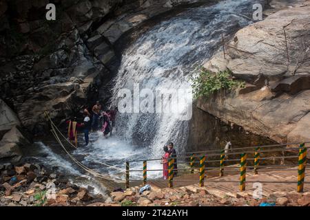 Attur, Tamil Nadu, India - 18 ottobre 2023: La gente ama giocare a baseball nelle cascate di Aanaivaari Muttal situate nelle colline Kalvarayan vicino ad Attur, distretto di Salem, i Foto Stock