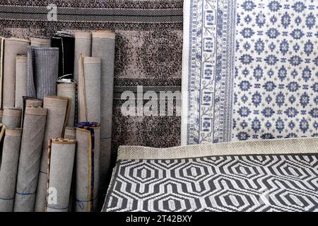 Il tappeto viene arrotolato ed esposto in una mostra di tappeti a pune, tappeto in seta con design floreale del Kashmir, pila di tappeti di qualità multicolore, Made in India Foto Stock