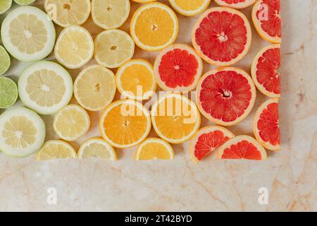 Una vivace esposizione di agrumi, composta da limoni e limoni in vari tipi su un tavolo di legno Foto Stock
